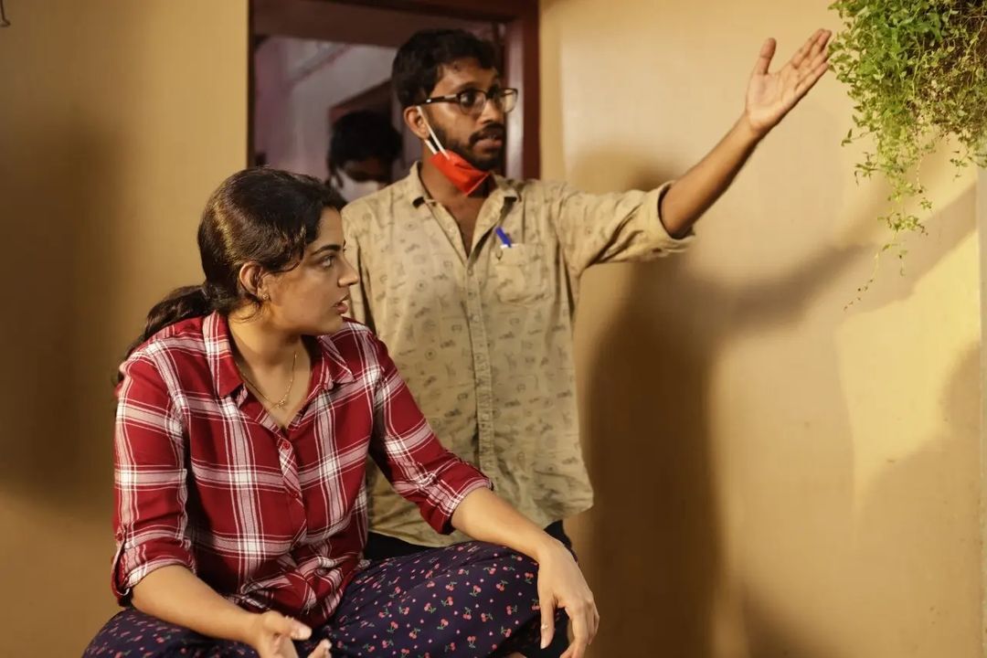 ഇതൊക്കെ ഏത് ഭാവങ്ങളാ...ലൊക്കേഷന്‍ ചിത്രങ്ങള്‍ പങ്കുവെച്ച് നിഖില വിമല്‍