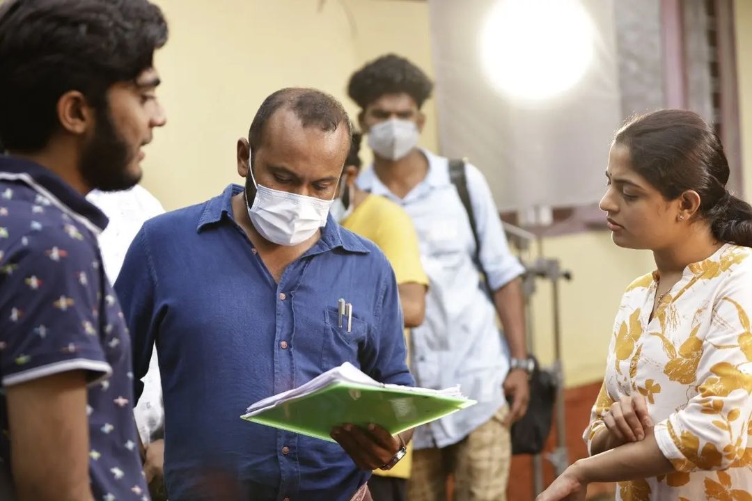 ഇതൊക്കെ ഏത് ഭാവങ്ങളാ...ലൊക്കേഷന്‍ ചിത്രങ്ങള്‍ പങ്കുവെച്ച് നിഖില വിമല്‍