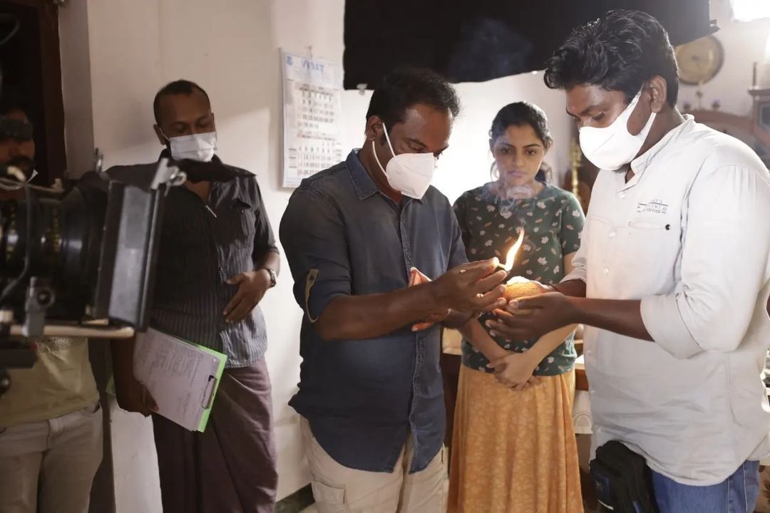 ഇതൊക്കെ ഏത് ഭാവങ്ങളാ...ലൊക്കേഷന്‍ ചിത്രങ്ങള്‍ പങ്കുവെച്ച് നിഖില വിമല്‍