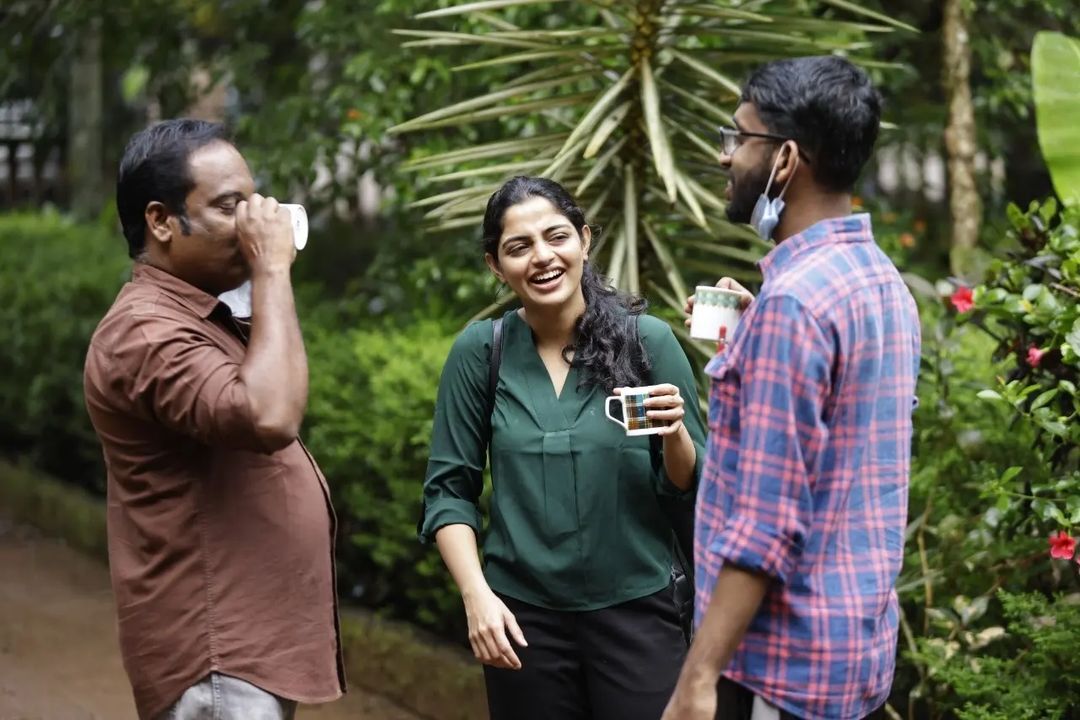 ഇതൊക്കെ ഏത് ഭാവങ്ങളാ...ലൊക്കേഷന്‍ ചിത്രങ്ങള്‍ പങ്കുവെച്ച് നിഖില വിമല്‍