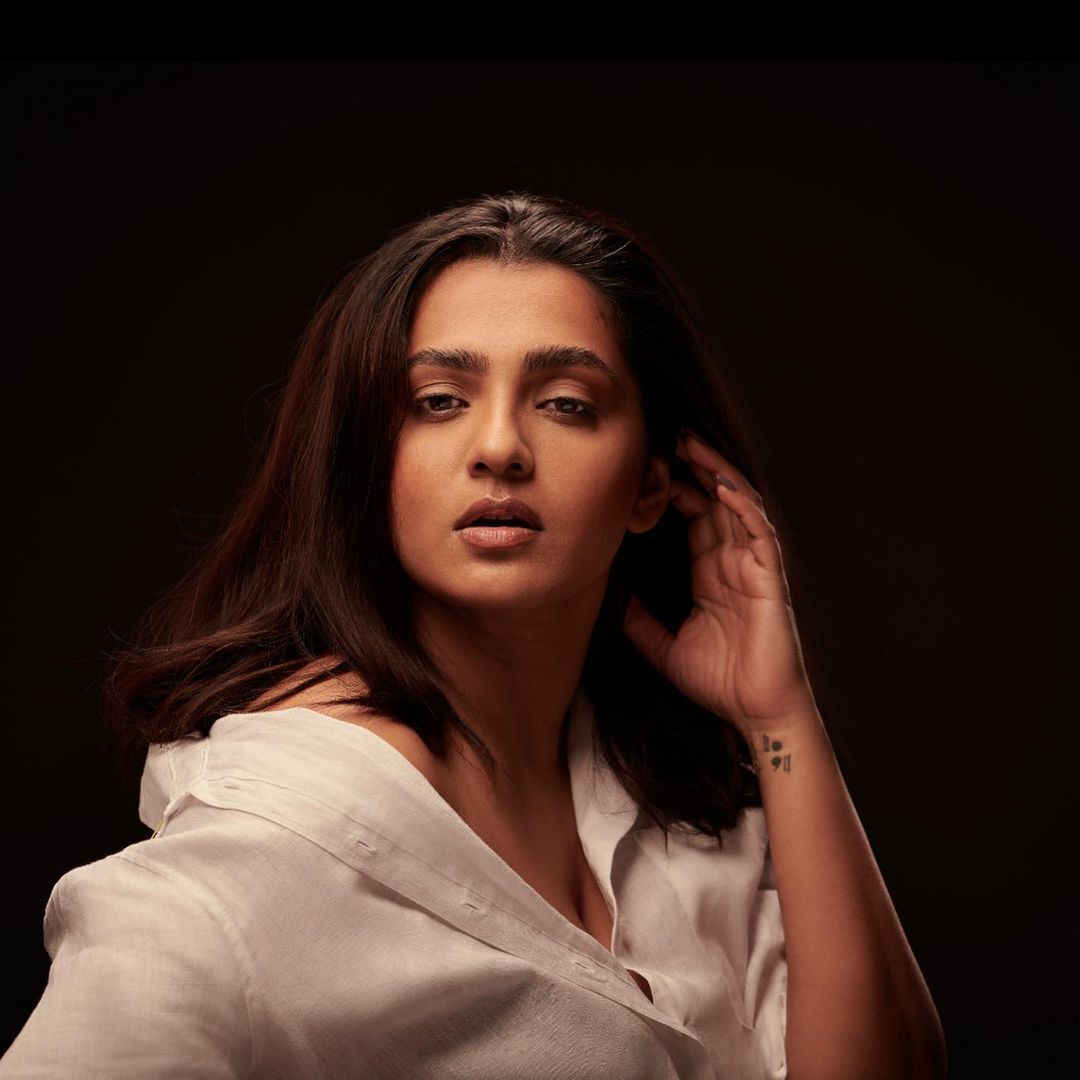 സൂപ്പര്‍ലുക്കില്‍ പാര്‍വതി; വൈറല്‍ ചിത്രങ്ങള്‍ കാണാം