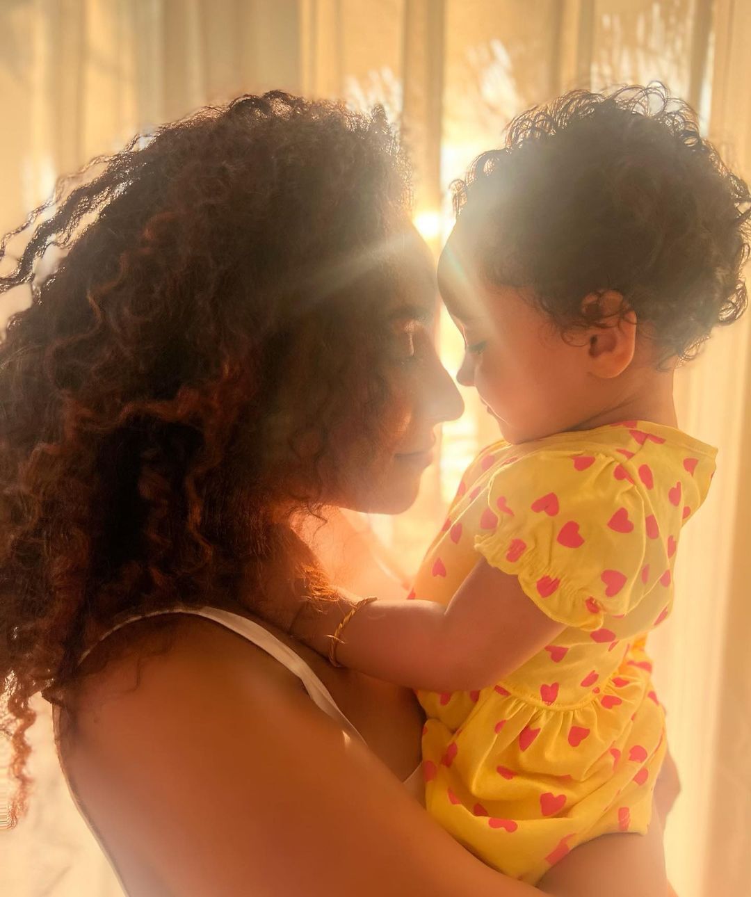 കുഞ്ഞിനെക്കാൾ 'വാവയാണ്' പേർളി മാണി; പുതിയ ചിത്രങ്ങൾ വ്യത്യസ്തം; എല്ലാം വൈറൽ