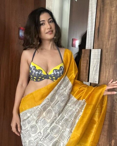 Actress Poonam Rajput Set Internet On Fire with Her saree Look