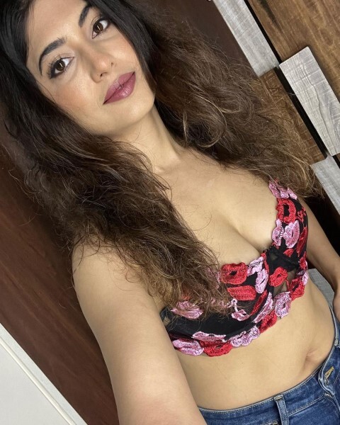 Actress Poonam Rajput Set Internet On Fire with Her saree Look