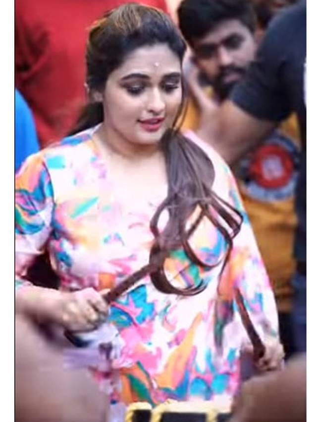 ആകെ മൊത്തം കളര്‍ഫുള്ളാണല്ലോ; പ്രയാഗയുടെ വൈറല്‍ ചിത്രങ്ങള്‍