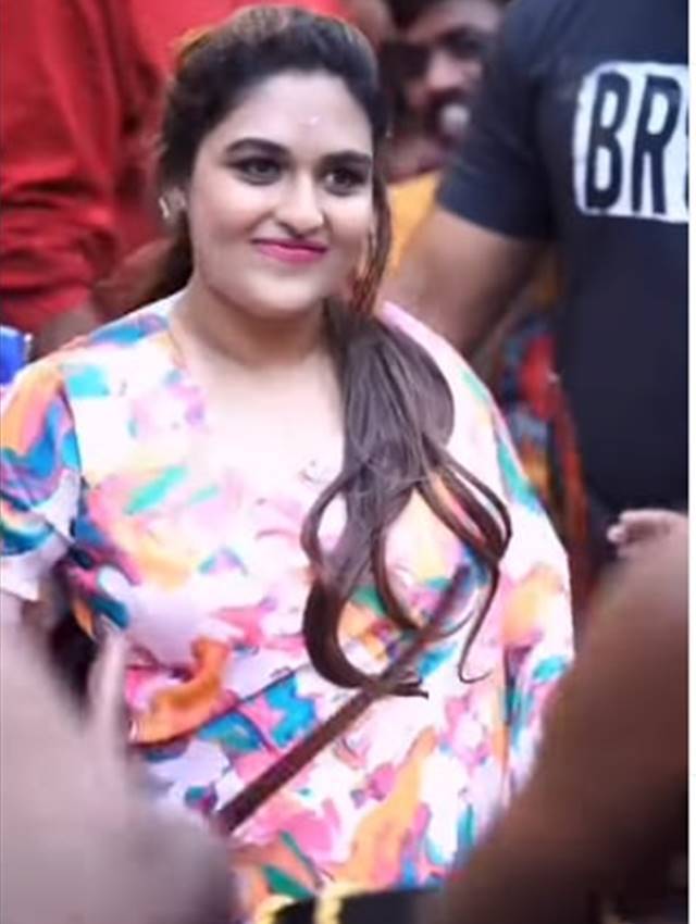 ആകെ മൊത്തം കളര്‍ഫുള്ളാണല്ലോ; പ്രയാഗയുടെ വൈറല്‍ ചിത്രങ്ങള്‍