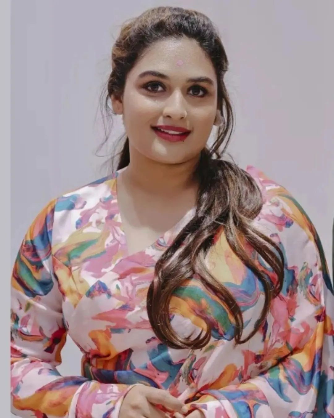 ആകെ മൊത്തം കളര്‍ഫുള്ളാണല്ലോ; പ്രയാഗയുടെ വൈറല്‍ ചിത്രങ്ങള്‍