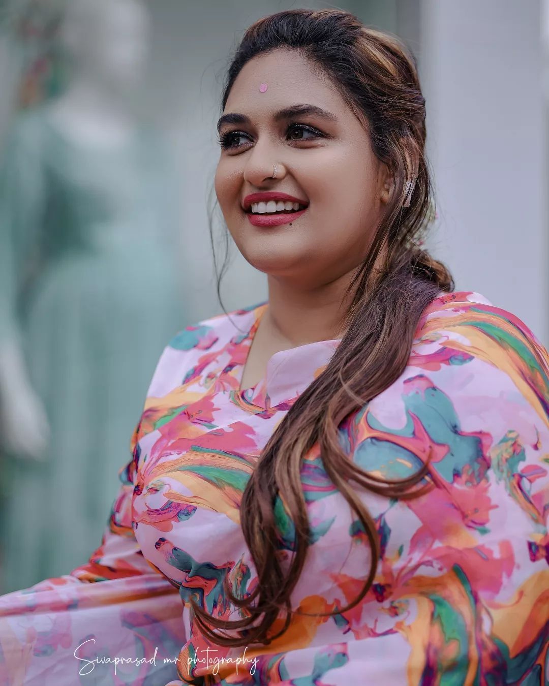 ആകെ മൊത്തം കളര്‍ഫുള്ളാണല്ലോ; പ്രയാഗയുടെ വൈറല്‍ ചിത്രങ്ങള്‍