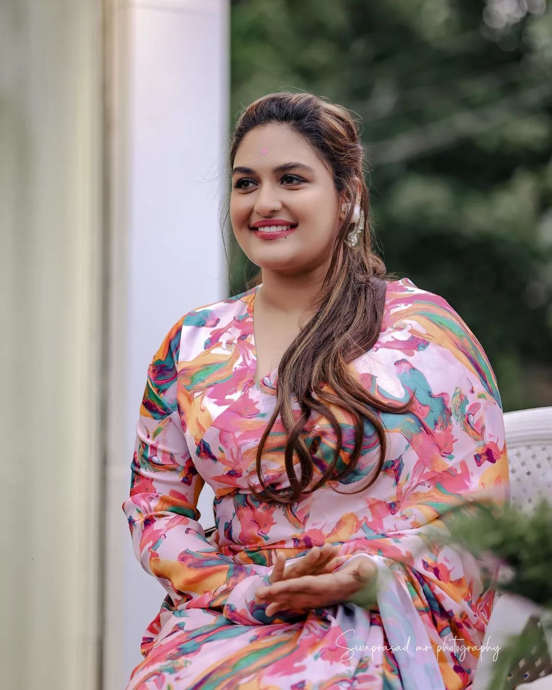 ആകെ മൊത്തം കളര്‍ഫുള്ളാണല്ലോ; പ്രയാഗയുടെ വൈറല്‍ ചിത്രങ്ങള്‍