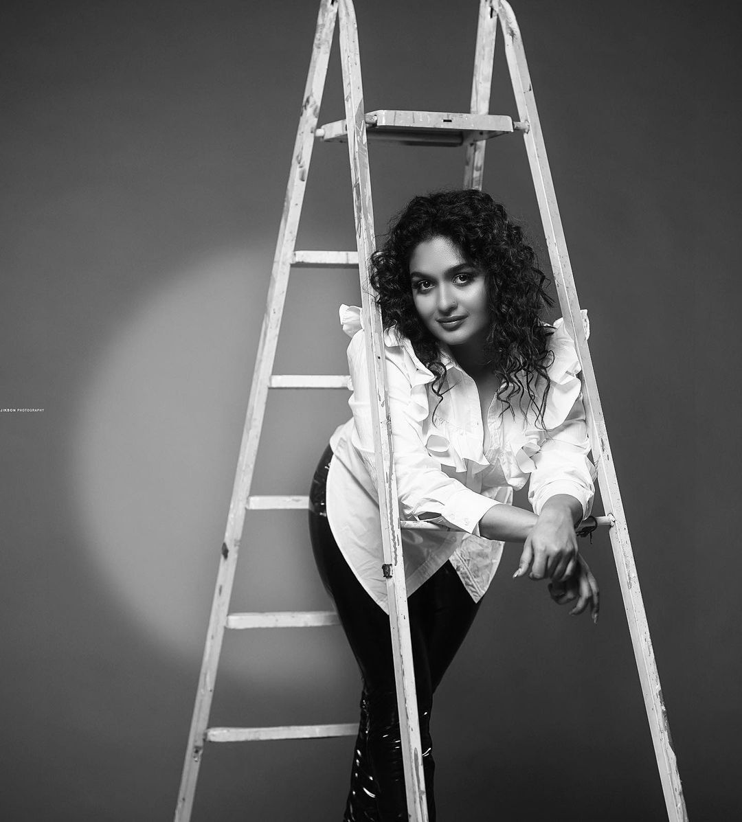 കിടിലന്‍ മേക്കോവറില്‍ വീണ്ടും ഞെട്ടിച്ച് പ്രയാഗ; വൈറല്‍ ചിത്രങ്ങള്‍