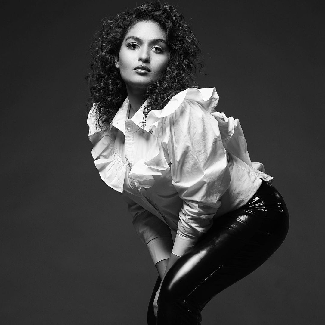 കിടിലന്‍ മേക്കോവറില്‍ വീണ്ടും ഞെട്ടിച്ച് പ്രയാഗ; വൈറല്‍ ചിത്രങ്ങള്‍