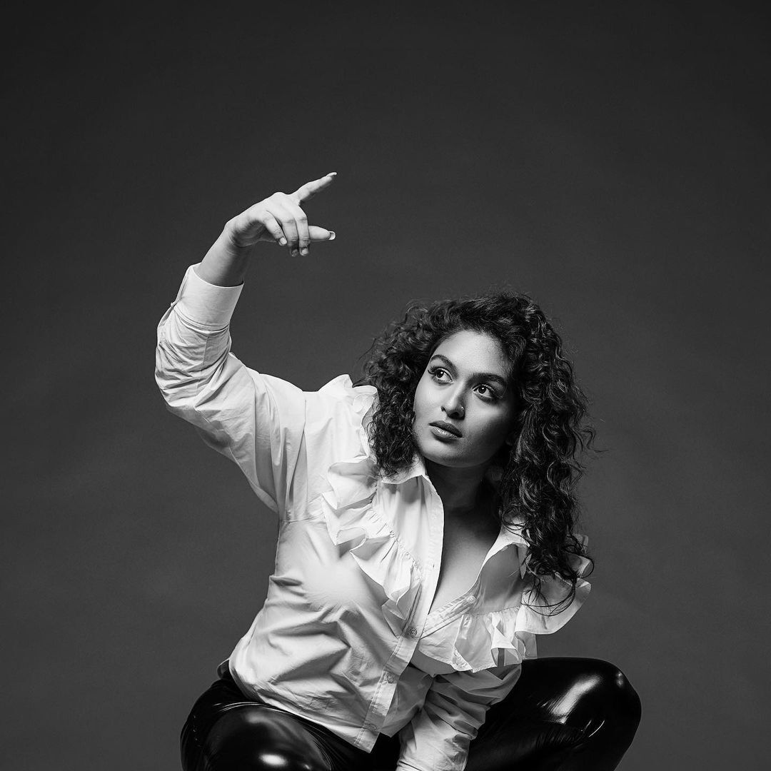 കിടിലന്‍ മേക്കോവറില്‍ വീണ്ടും ഞെട്ടിച്ച് പ്രയാഗ; വൈറല്‍ ചിത്രങ്ങള്‍