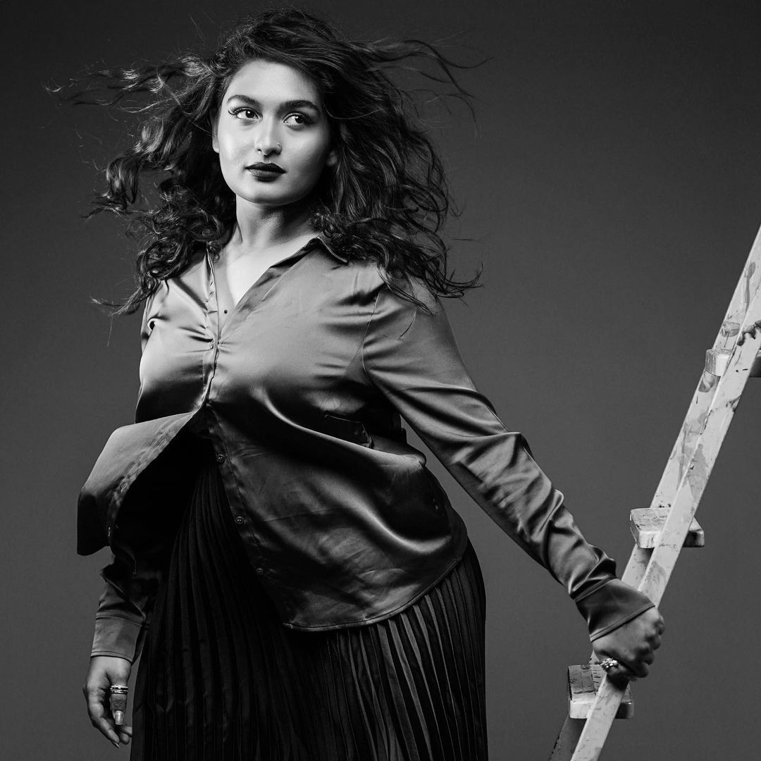 കിടിലന്‍ മേക്കോവറില്‍ വീണ്ടും ഞെട്ടിച്ച് പ്രയാഗ; വൈറല്‍ ചിത്രങ്ങള്‍