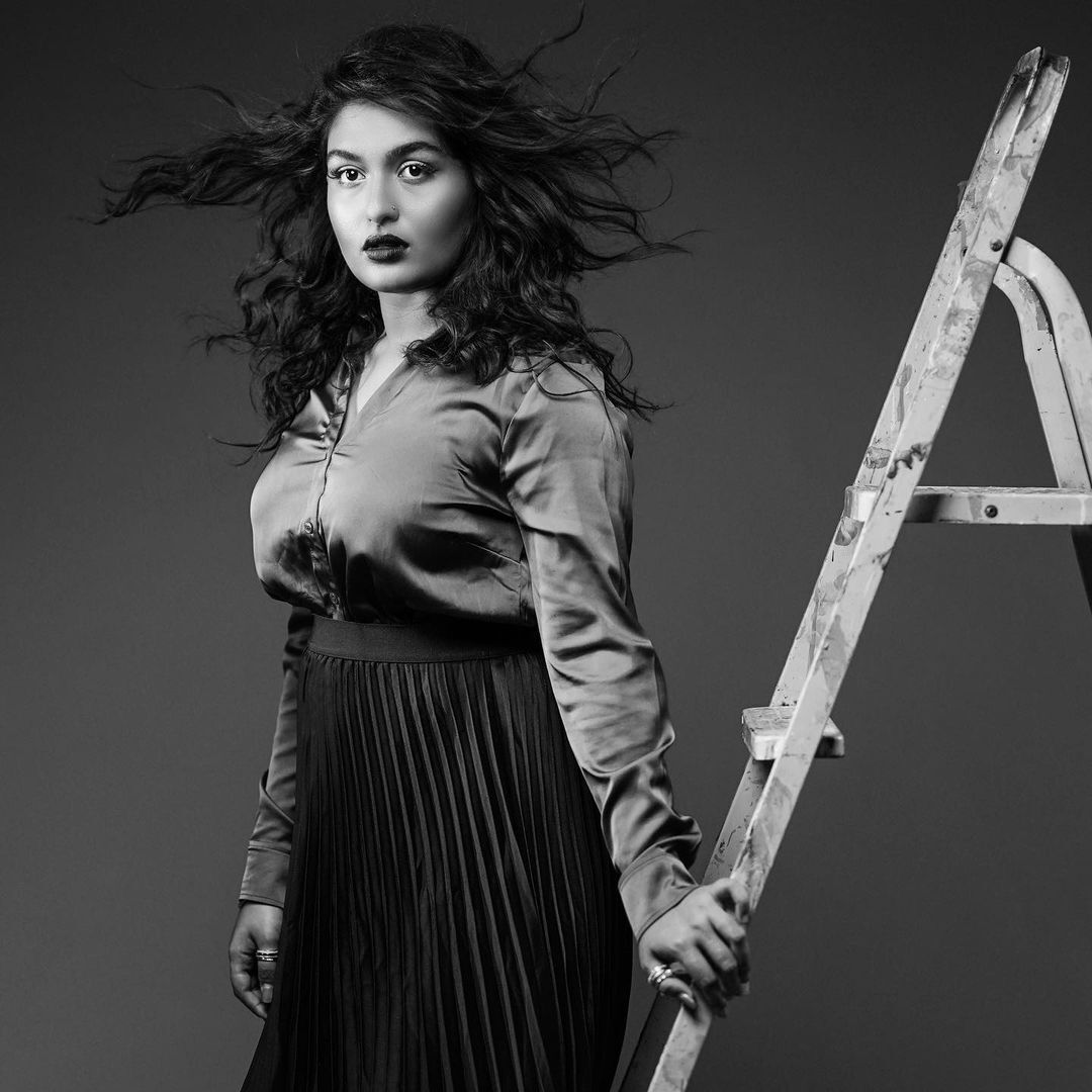 കിടിലന്‍ മേക്കോവറില്‍ വീണ്ടും ഞെട്ടിച്ച് പ്രയാഗ; വൈറല്‍ ചിത്രങ്ങള്‍