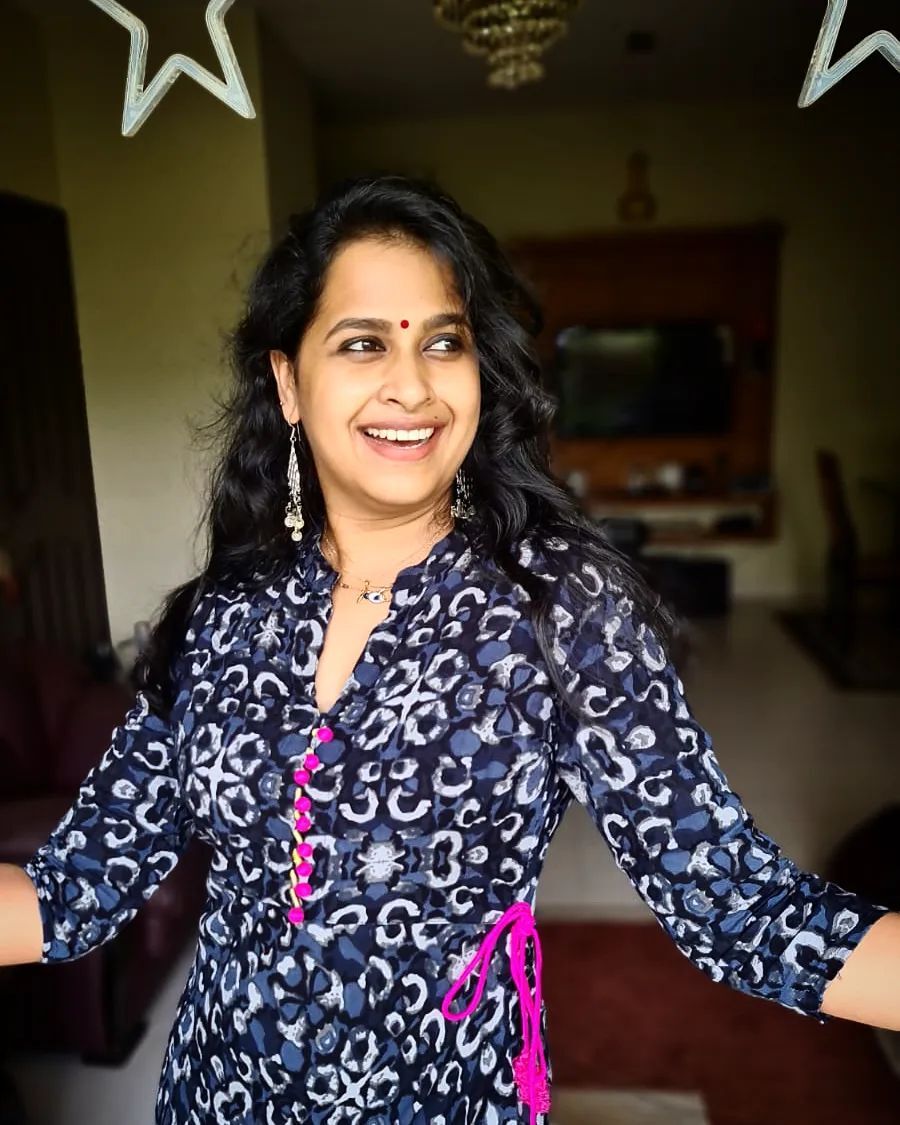 ആഹാ...കൊള്ളാലോ ചിരി; ചിരിപ്പടവുമായി സാധിക, ചിത്രങ്ങള്‍ കാണാം...