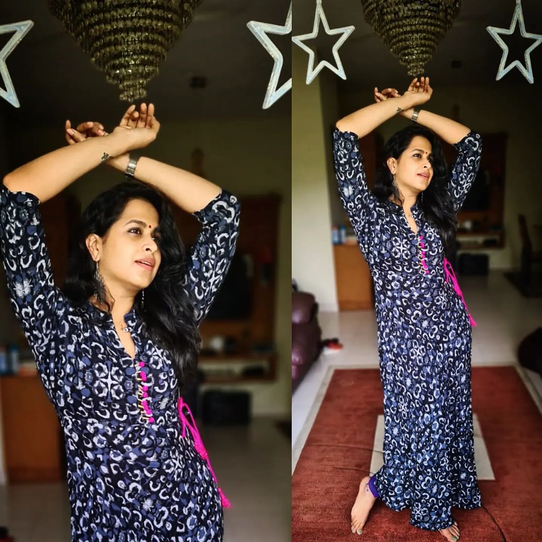 ആഹാ...കൊള്ളാലോ ചിരി; ചിരിപ്പടവുമായി സാധിക, ചിത്രങ്ങള്‍ കാണാം...