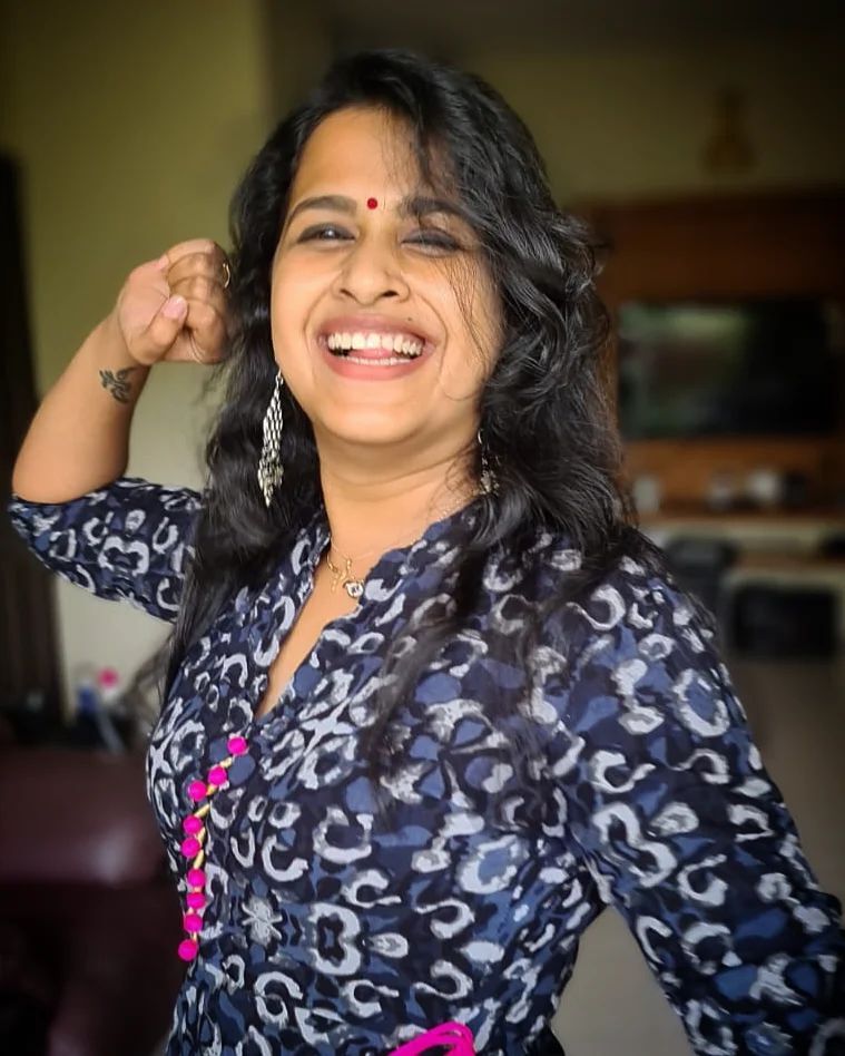 ആഹാ...കൊള്ളാലോ ചിരി; ചിരിപ്പടവുമായി സാധിക, ചിത്രങ്ങള്‍ കാണാം...