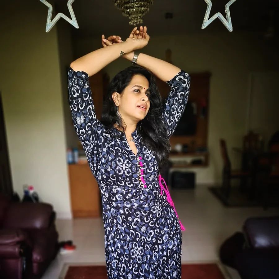 ആഹാ...കൊള്ളാലോ ചിരി; ചിരിപ്പടവുമായി സാധിക, ചിത്രങ്ങള്‍ കാണാം...