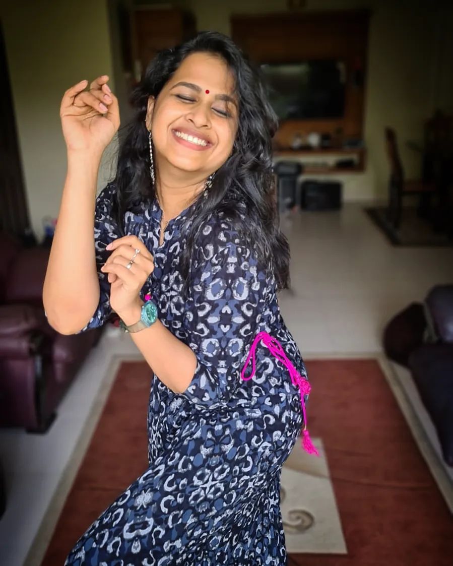 ആഹാ...കൊള്ളാലോ ചിരി; ചിരിപ്പടവുമായി സാധിക, ചിത്രങ്ങള്‍ കാണാം...