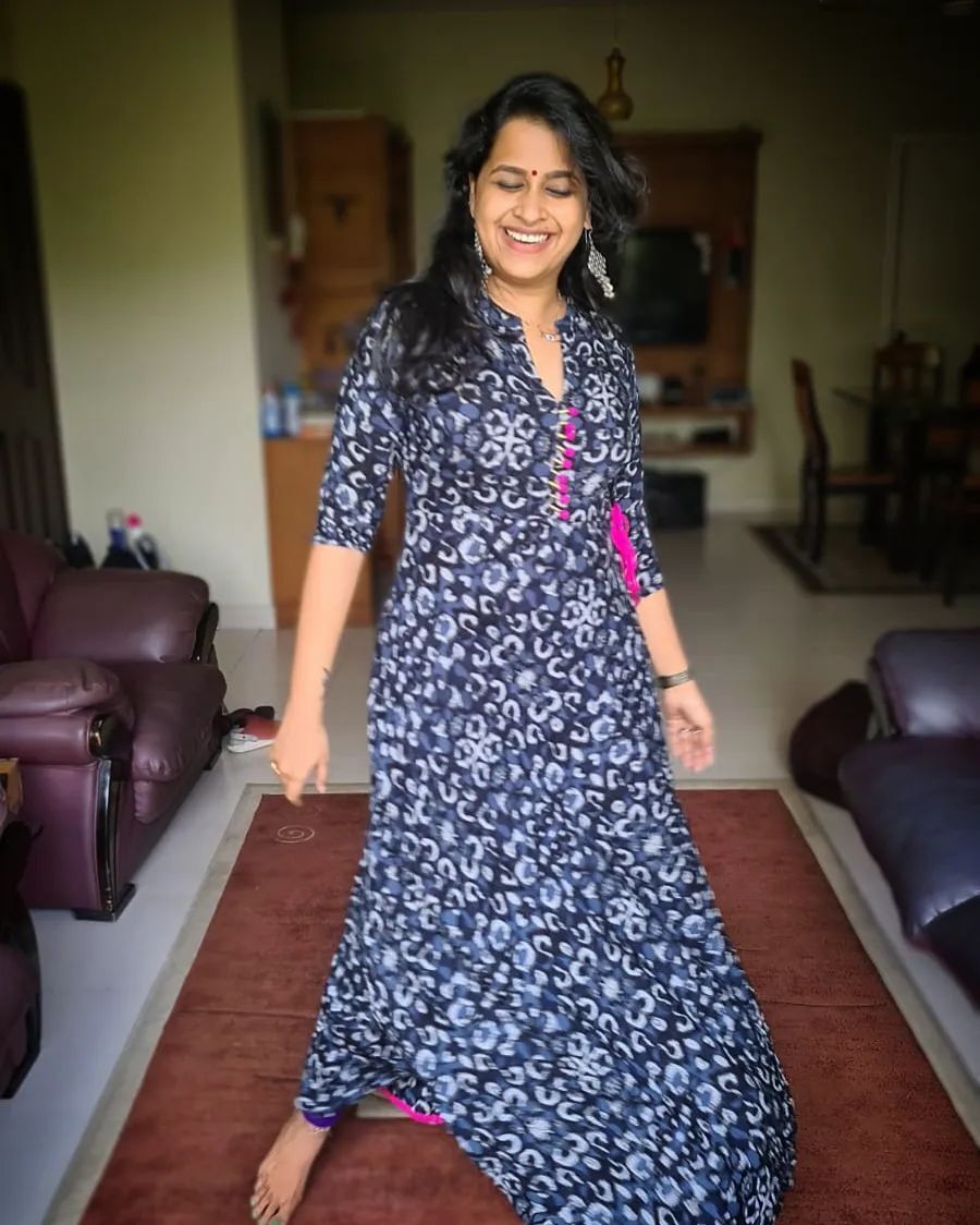 ആഹാ...കൊള്ളാലോ ചിരി; ചിരിപ്പടവുമായി സാധിക, ചിത്രങ്ങള്‍ കാണാം...