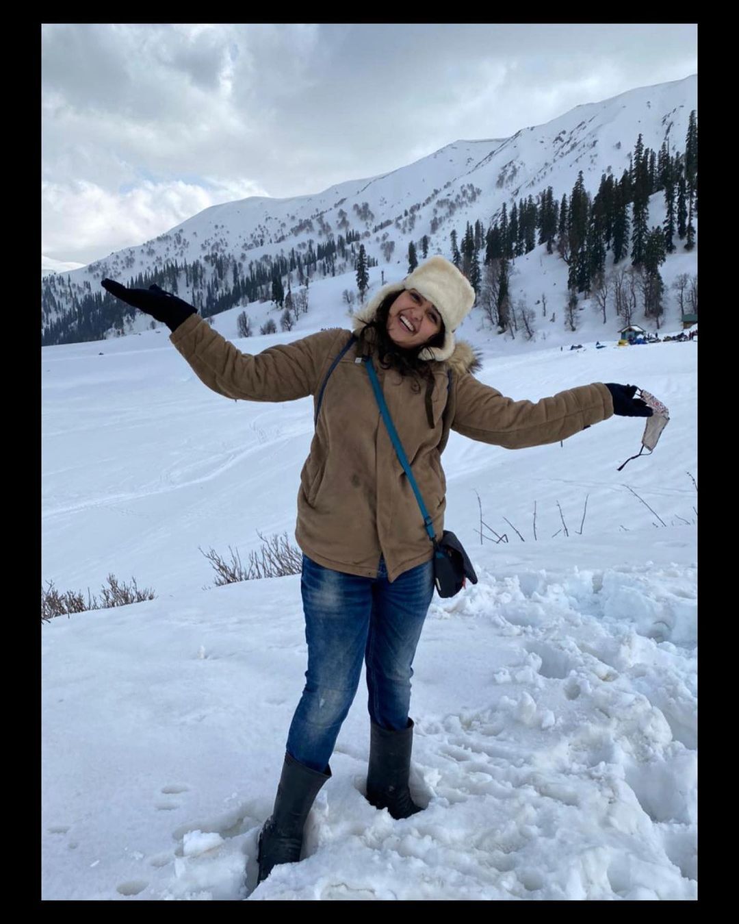 ആ ലുക്കിൽ ലൈക്ക് അടിച്ച് നമ്മൾ; പുഞ്ചിരി കിടിലൻ; സനുഷയുടെ ചിത്രങ്ങൾ വ്യത്യസ്തം