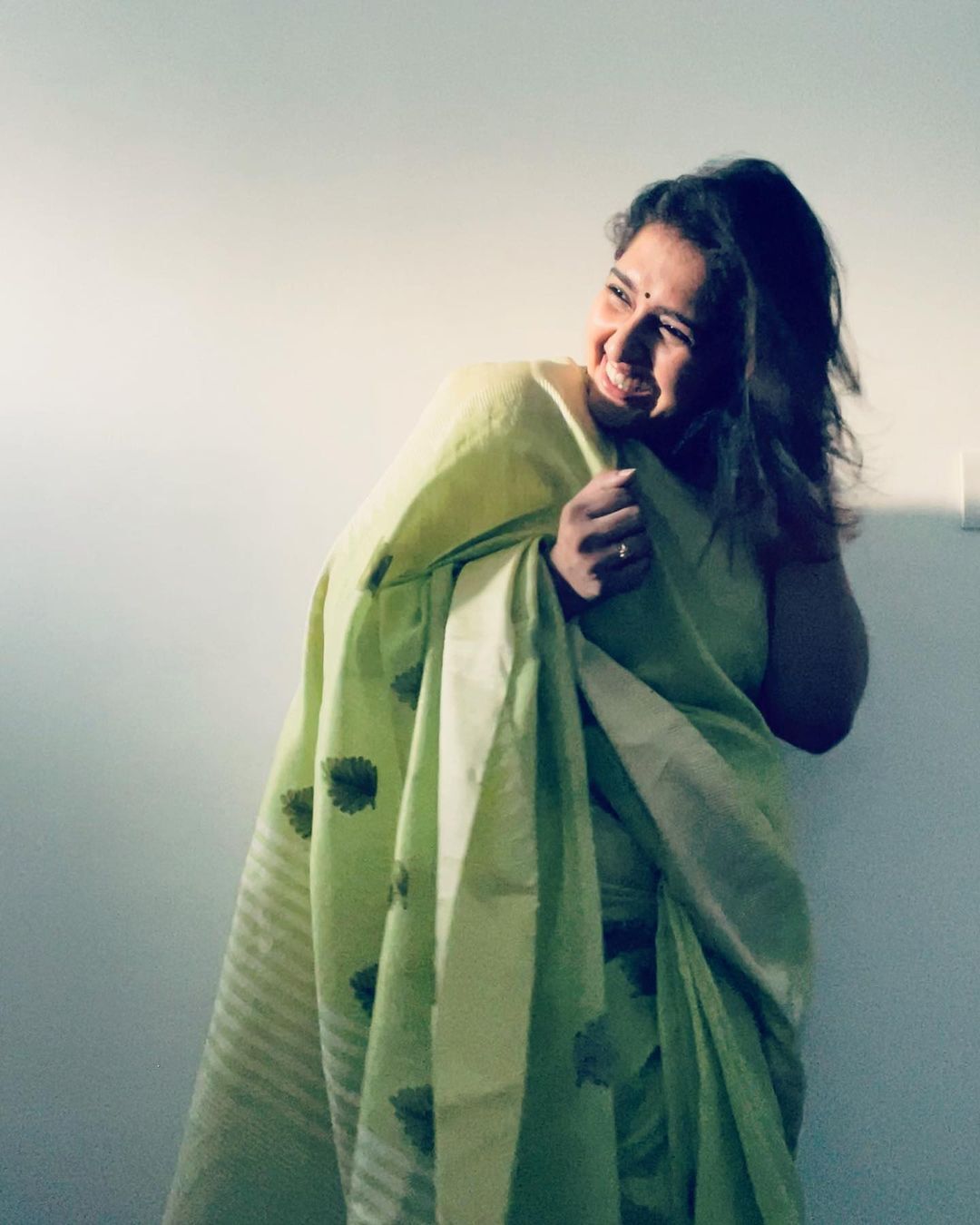 ആ ലുക്കിൽ ലൈക്ക് അടിച്ച് നമ്മൾ; പുഞ്ചിരി കിടിലൻ; സനുഷയുടെ ചിത്രങ്ങൾ വ്യത്യസ്തം