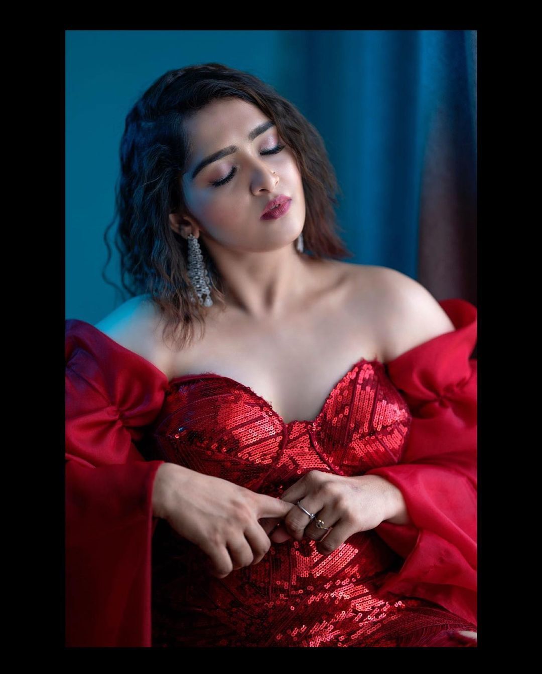 ആ ലുക്കിൽ ലൈക്ക് അടിച്ച് നമ്മൾ; പുഞ്ചിരി കിടിലൻ; സനുഷയുടെ ചിത്രങ്ങൾ വ്യത്യസ്തം