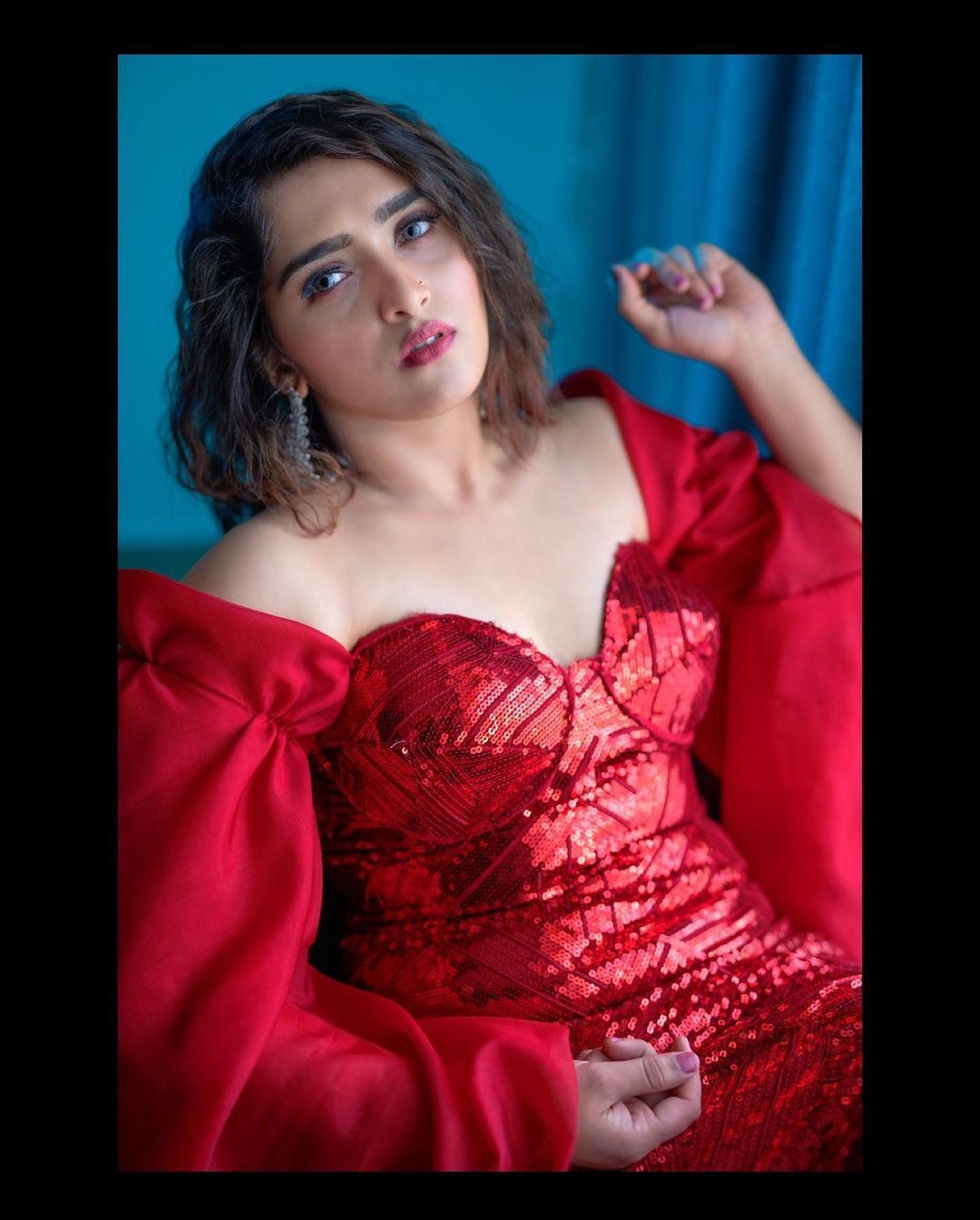 ആ ലുക്കിൽ ലൈക്ക് അടിച്ച് നമ്മൾ; പുഞ്ചിരി കിടിലൻ; സനുഷയുടെ ചിത്രങ്ങൾ വ്യത്യസ്തം