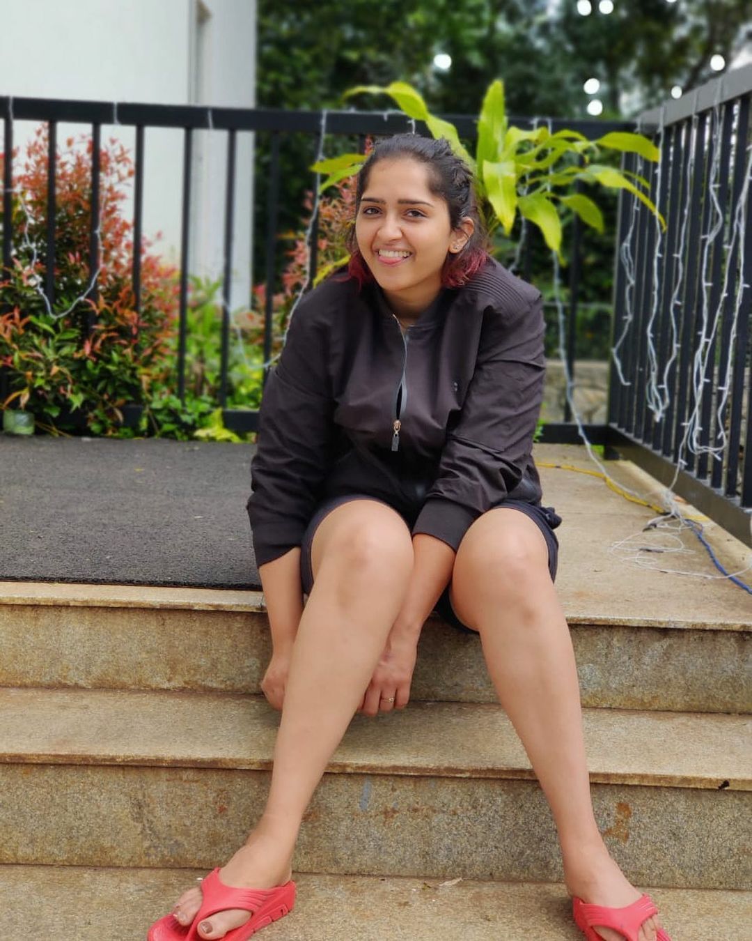 ആ ലുക്കിൽ ലൈക്ക് അടിച്ച് നമ്മൾ; പുഞ്ചിരി കിടിലൻ; സനുഷയുടെ ചിത്രങ്ങൾ വ്യത്യസ്തം