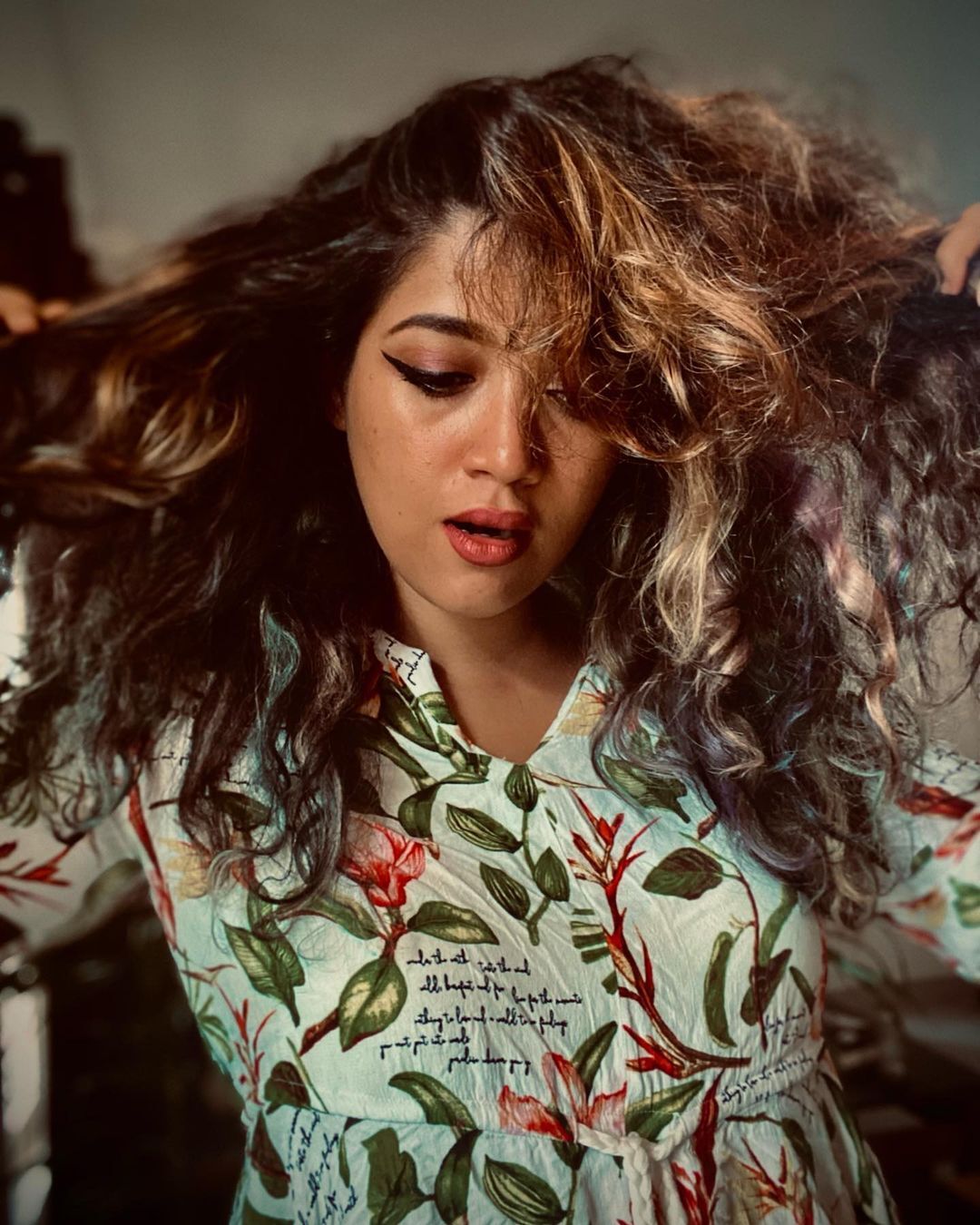 ചെമ്പരത്തിയും ഭ്രാന്തും തമ്മില്‍ എന്താ ബന്ധമെന്ന് നിങ്ങള്‍ക്കറിയാമോ..? അഭിരാമിയുടെ പുതിയ ചിത്രങ്ങള്‍