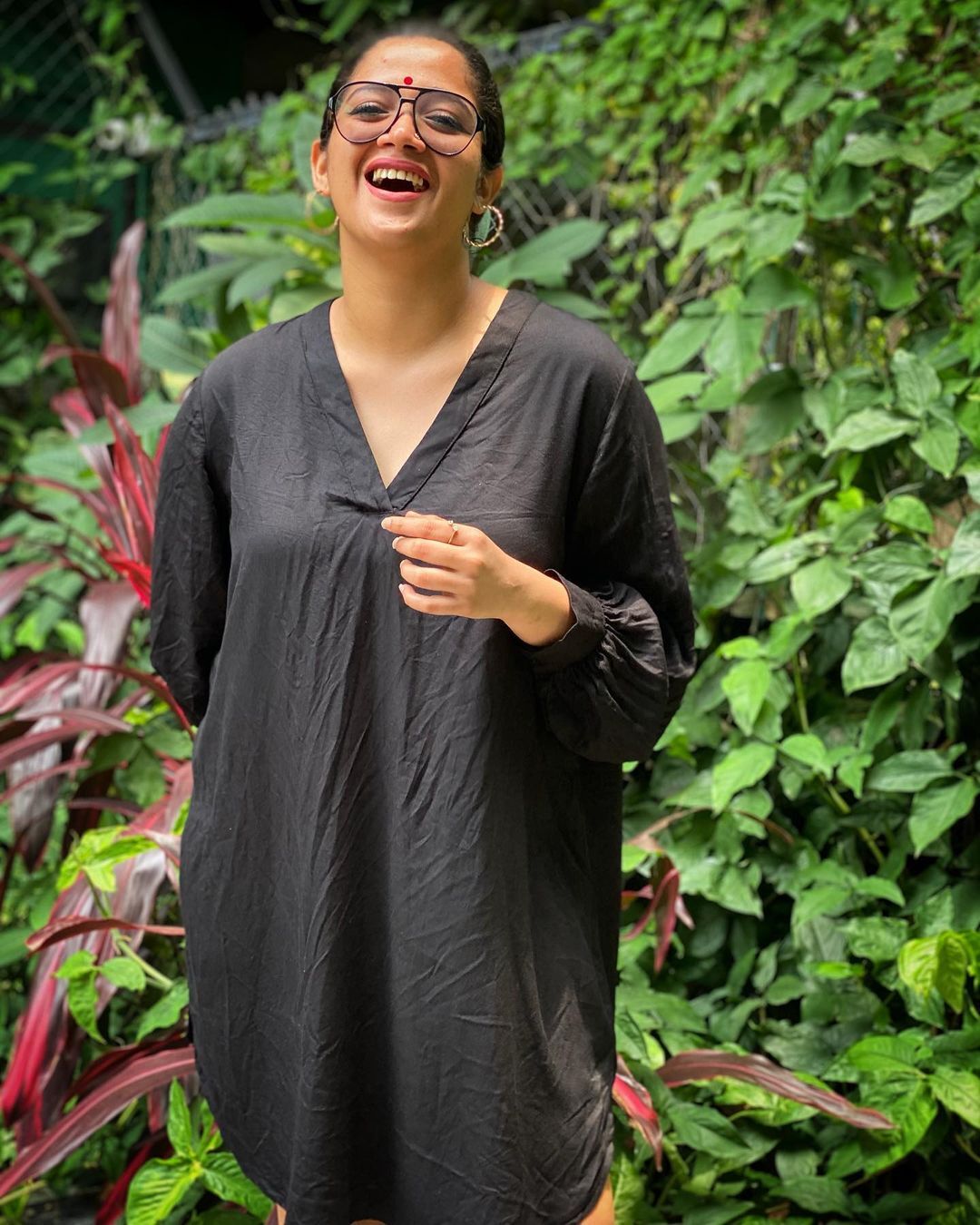 ചെമ്പരത്തിയും ഭ്രാന്തും തമ്മില്‍ എന്താ ബന്ധമെന്ന് നിങ്ങള്‍ക്കറിയാമോ..? അഭിരാമിയുടെ പുതിയ ചിത്രങ്ങള്‍