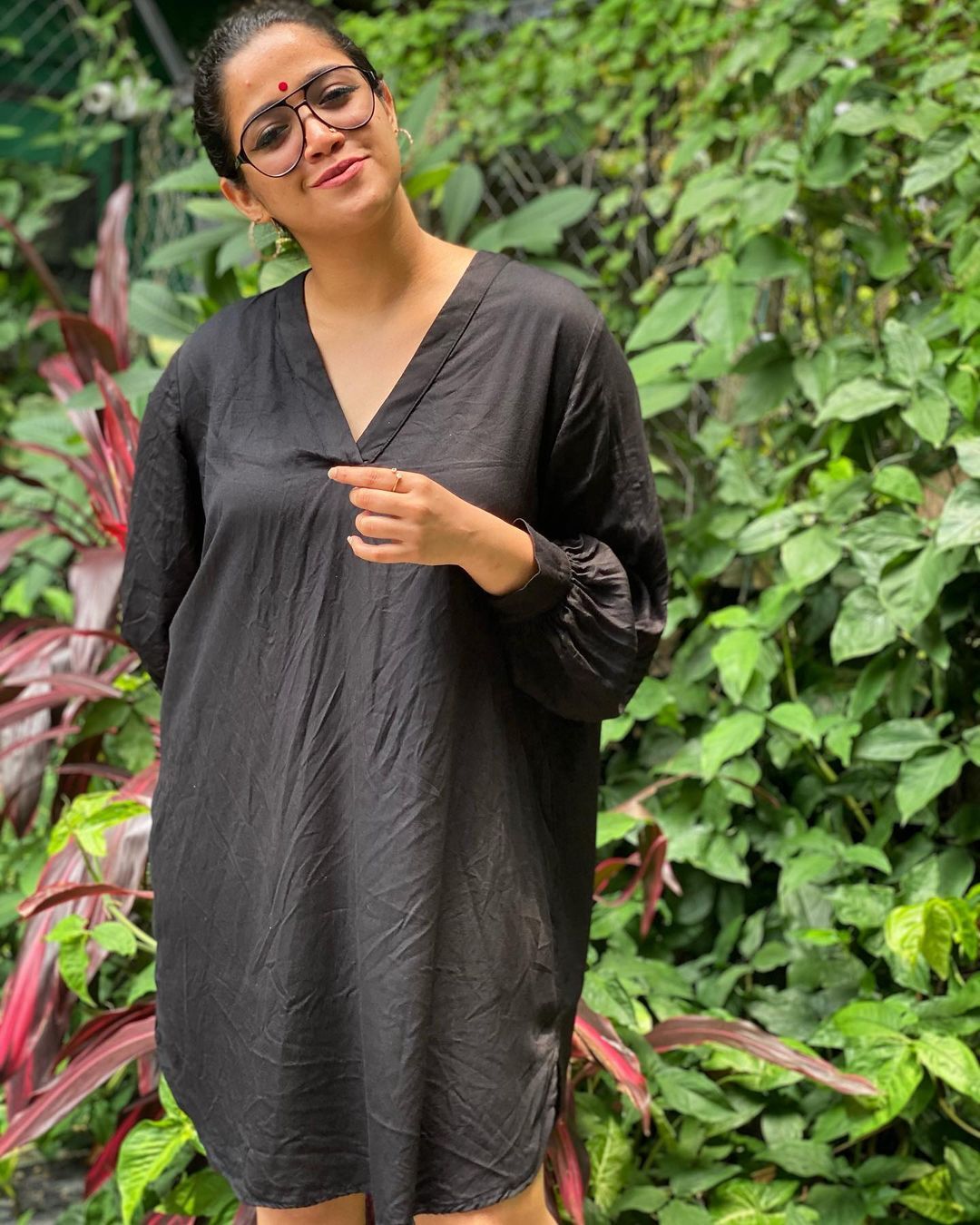 ചെമ്പരത്തിയും ഭ്രാന്തും തമ്മില്‍ എന്താ ബന്ധമെന്ന് നിങ്ങള്‍ക്കറിയാമോ..? അഭിരാമിയുടെ പുതിയ ചിത്രങ്ങള്‍