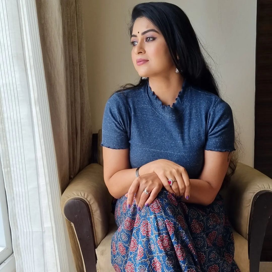 കൊല്ലുന്ന നോട്ടം തന്നെ; ശ്രുതി ലക്ഷ്മിയുടെ ചിത്രങ്ങള്‍ വൈറല്‍