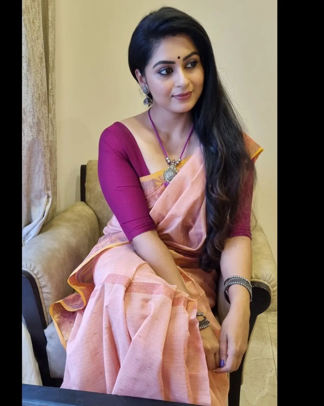 കൊല്ലുന്ന നോട്ടം തന്നെ; ശ്രുതി ലക്ഷ്മിയുടെ ചിത്രങ്ങള്‍ വൈറല്‍