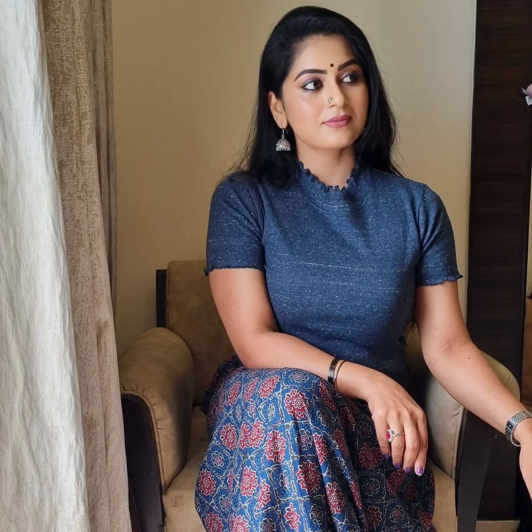 കൊല്ലുന്ന നോട്ടം തന്നെ; ശ്രുതി ലക്ഷ്മിയുടെ ചിത്രങ്ങള്‍ വൈറല്‍