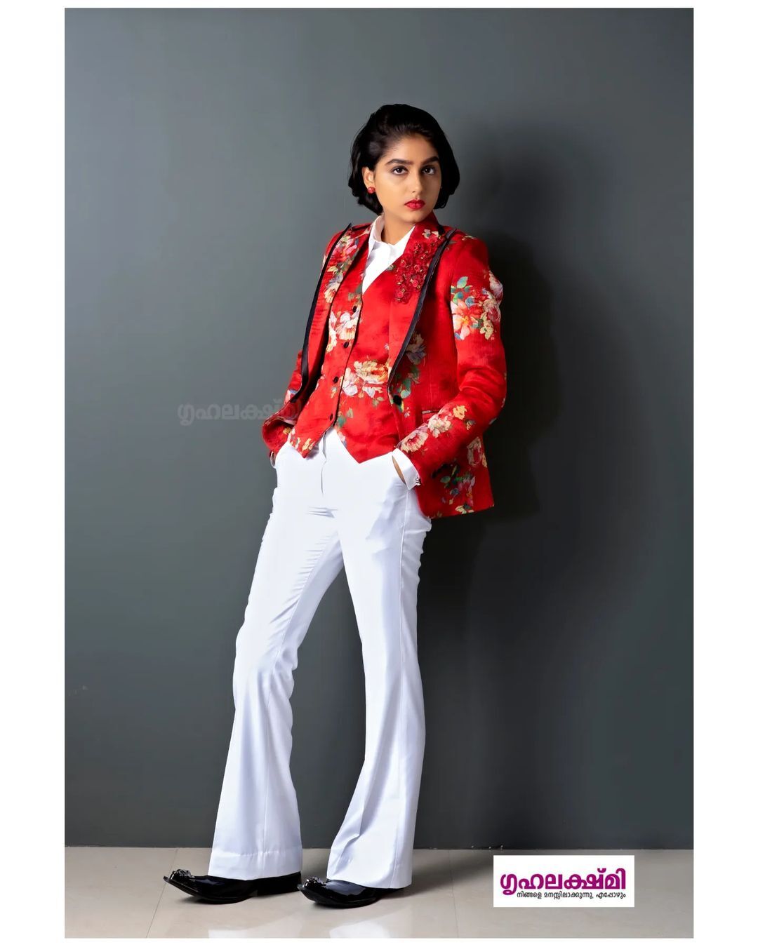 ഇതാരാ റൗഡി ബേബിയോ! ലുങ്കി മടക്കിക്കുത്തി അനശ്വര രാജന്‍