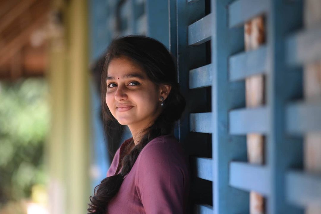 ഇതാരാ റൗഡി ബേബിയോ! ലുങ്കി മടക്കിക്കുത്തി അനശ്വര രാജന്‍