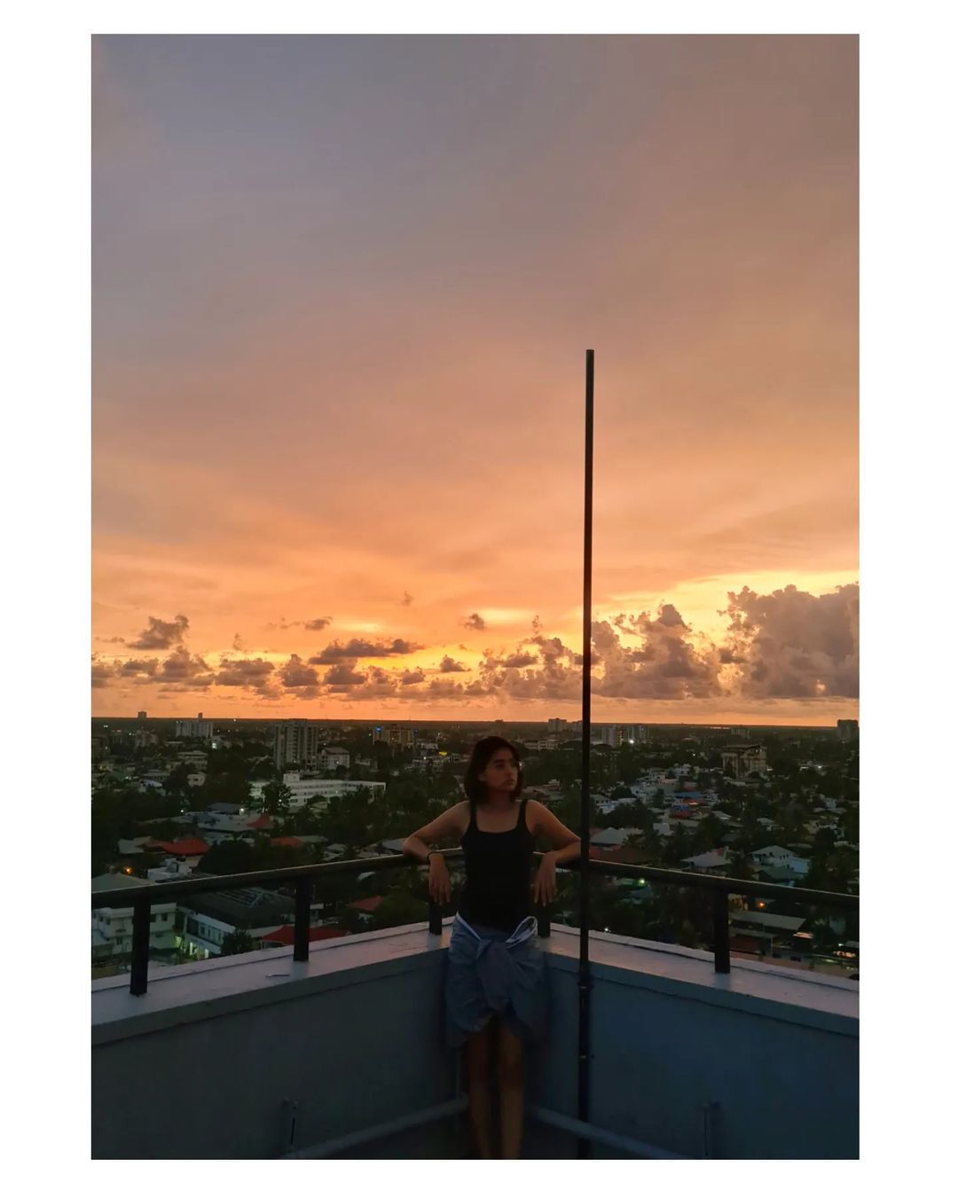 ഇതാരാ റൗഡി ബേബിയോ! ലുങ്കി മടക്കിക്കുത്തി അനശ്വര രാജന്‍