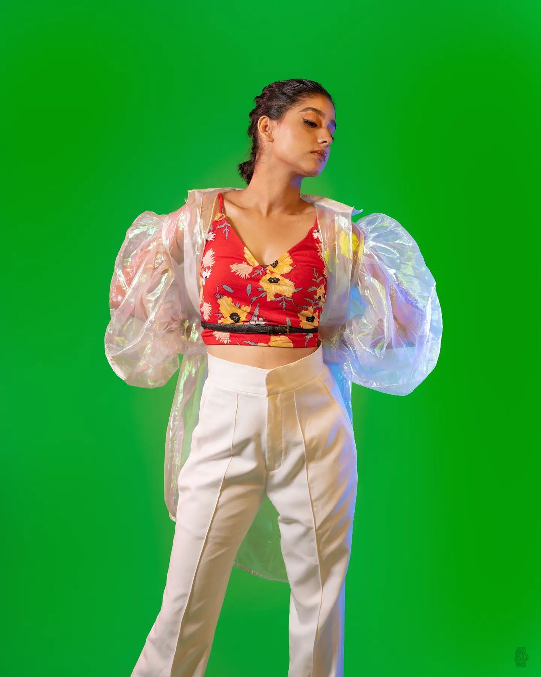 ഇതാരാ റൗഡി ബേബിയോ! ലുങ്കി മടക്കിക്കുത്തി അനശ്വര രാജന്‍