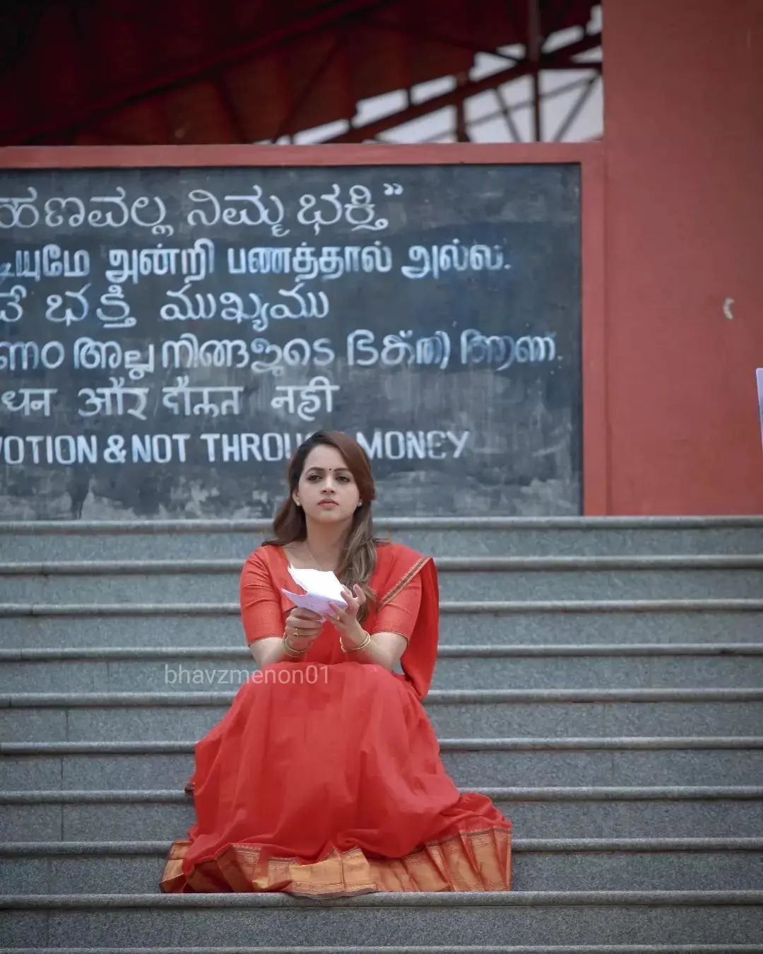  'ഭാവനയും റെഡും വൻ കോമ്പോയെന്ന് ആരാധകർ'; സാരിയിൽ തിളങ്ങി നടി.. വൈറൽ ചിത്രങ്ങൾ