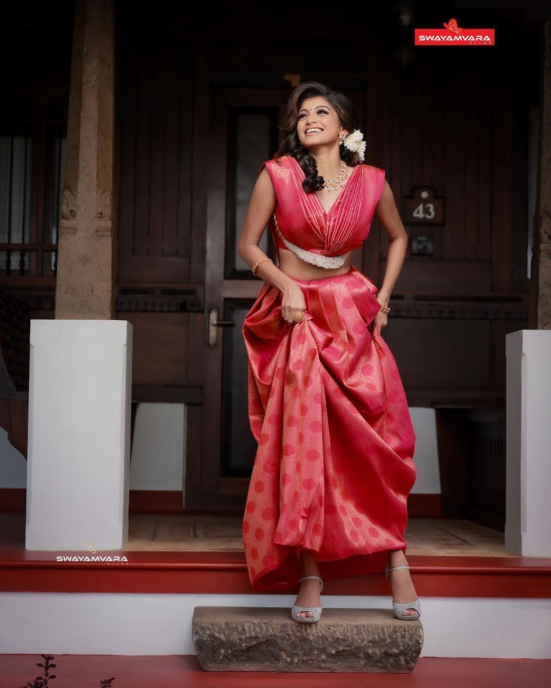 ഞങ്ങളുടെ പൈങ്കിളി വേറെ ലെവലാണ്; ലുക്കെന്നൊക്കെ പറഞ്ഞാല്‍ ഇതാണ്, വൈറലായി ഫോട്ടോഷൂട്ട്