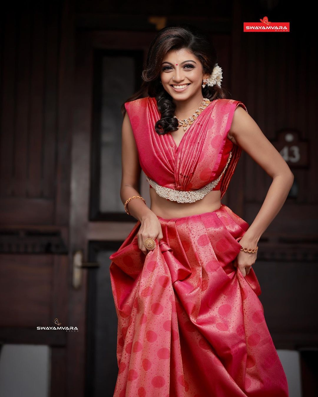 ഞങ്ങളുടെ പൈങ്കിളി വേറെ ലെവലാണ്; ലുക്കെന്നൊക്കെ പറഞ്ഞാല്‍ ഇതാണ്, വൈറലായി ഫോട്ടോഷൂട്ട്