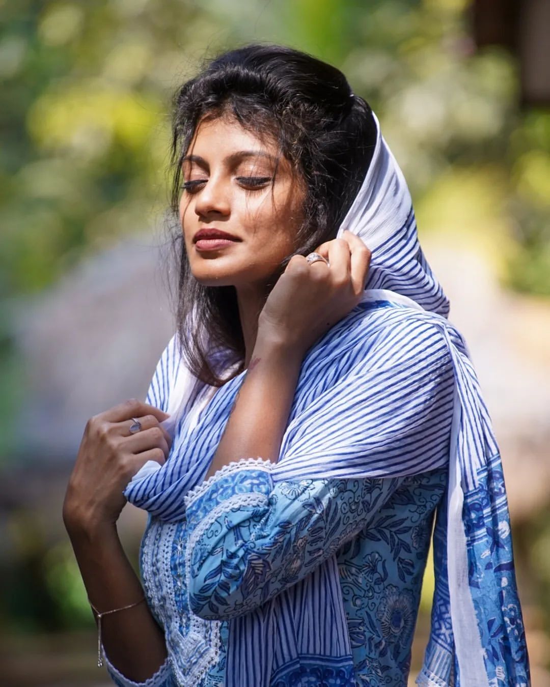 ഞങ്ങളുടെ പൈങ്കിളി വേറെ ലെവലാണ്; ലുക്കെന്നൊക്കെ പറഞ്ഞാല്‍ ഇതാണ്, വൈറലായി ഫോട്ടോഷൂട്ട്