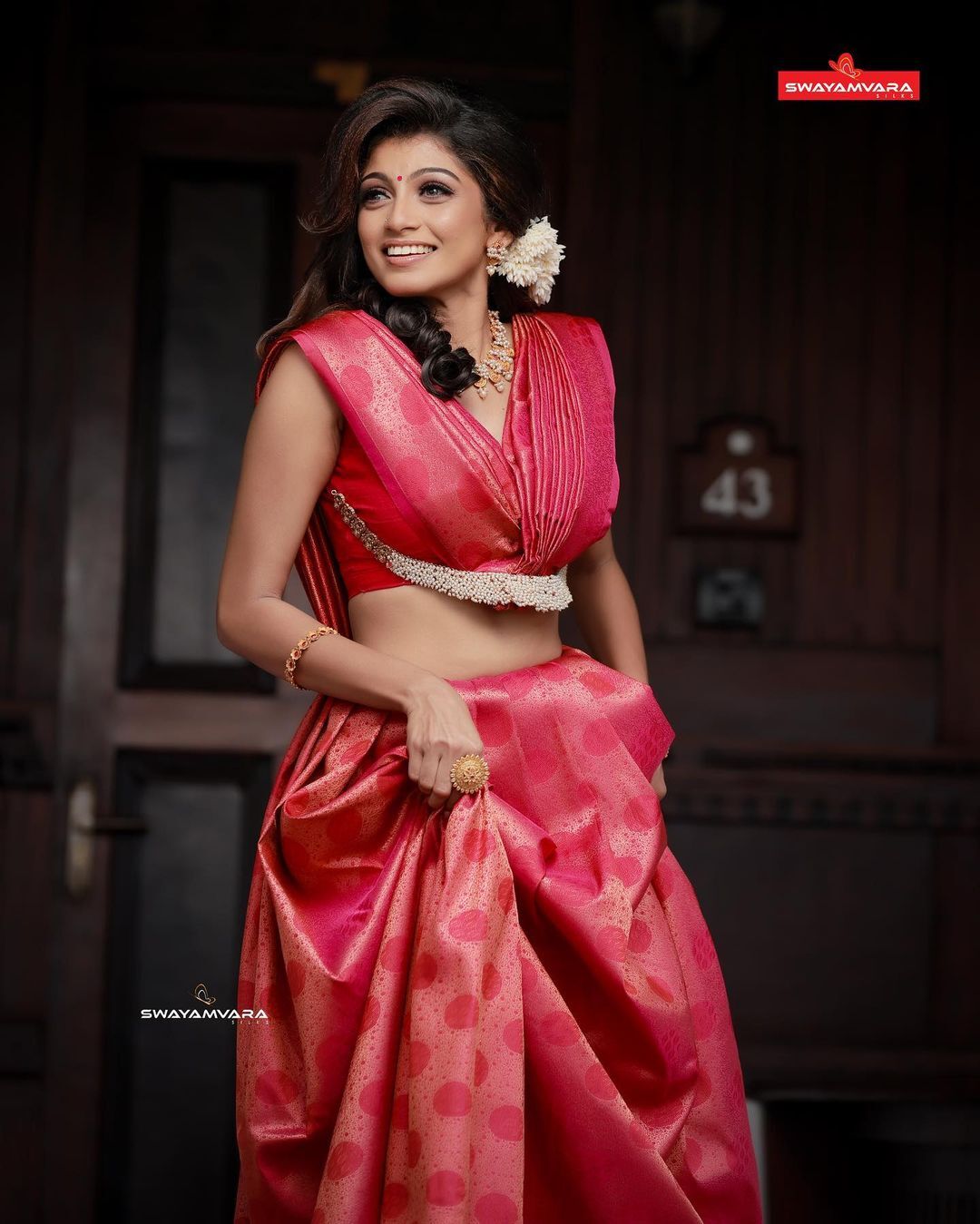 ഞങ്ങളുടെ പൈങ്കിളി വേറെ ലെവലാണ്; ലുക്കെന്നൊക്കെ പറഞ്ഞാല്‍ ഇതാണ്, വൈറലായി ഫോട്ടോഷൂട്ട്