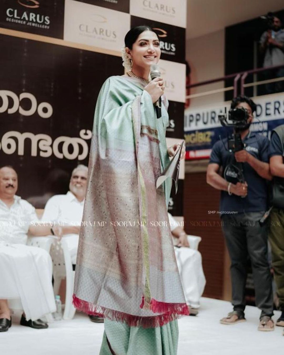 രാജകുമാരി പോലെ... മമത സാരിയിലും ഒരേ പൊളി, വൈറലായി നടിയുടെ ചിത്രങ്ങൾ