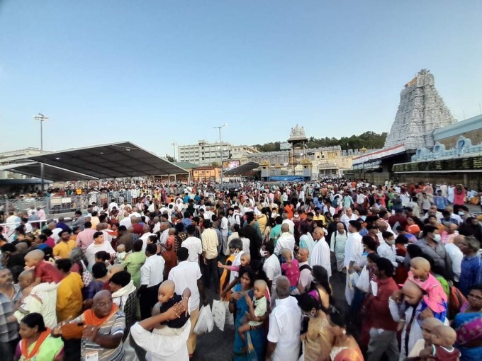 Huge Devotees Rush In Tirumala Tirupati Temple