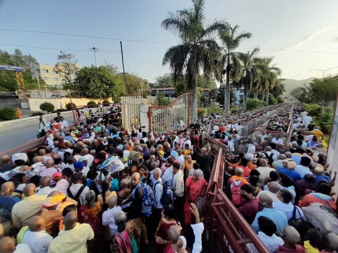 Huge Devotees Rush In Tirumala Tirupati Temple