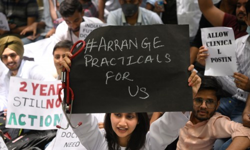 ഞങ്ങളുടെ ഭാവിവെച്ച് പന്താടരുത്; ജന്തര്‍ മന്ദറില്‍ മെഡിക്കല്‍ വിദ്യാര്‍ത്ഥികളുടെ പ്രതിഷേധം, ചിത്രങ്ങള്‍