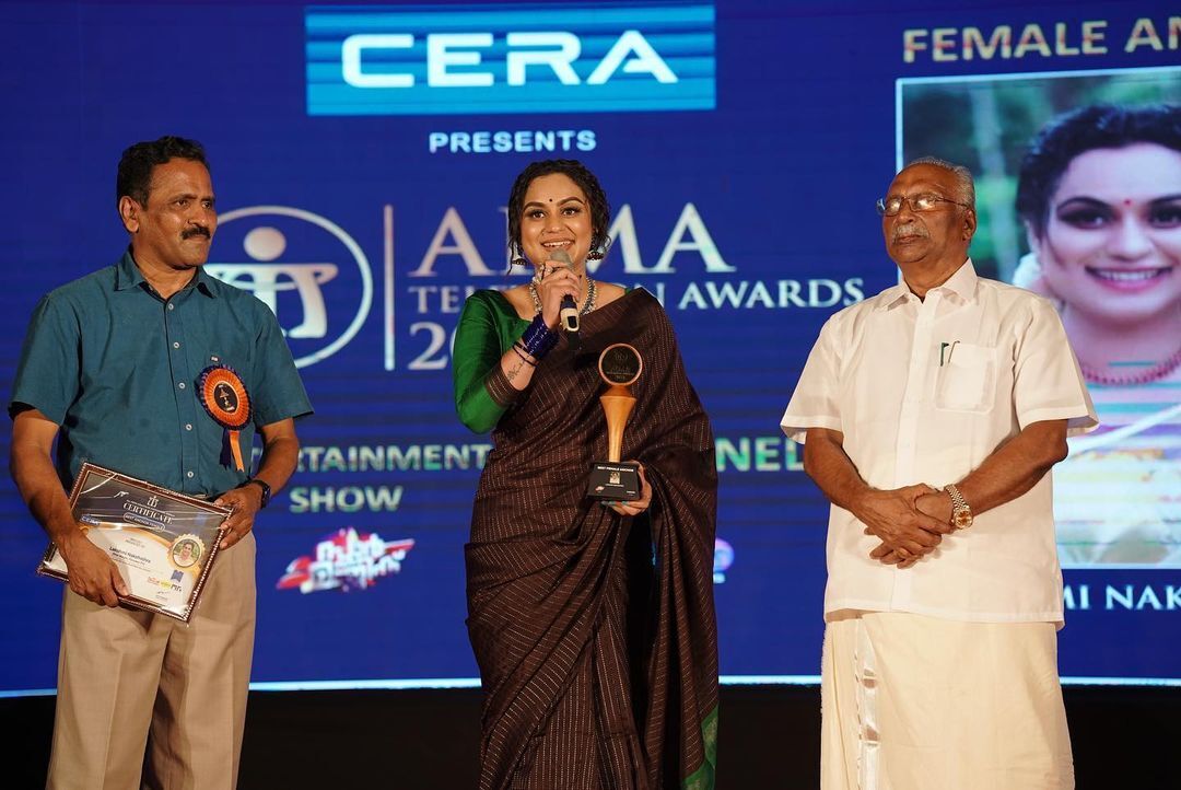 സാരിയില്‍ സുന്ദരിയായി മലയാളികളുടെ ഇഷ്ട അവതാരക ലക്ഷ്മി നക്ഷത്ര