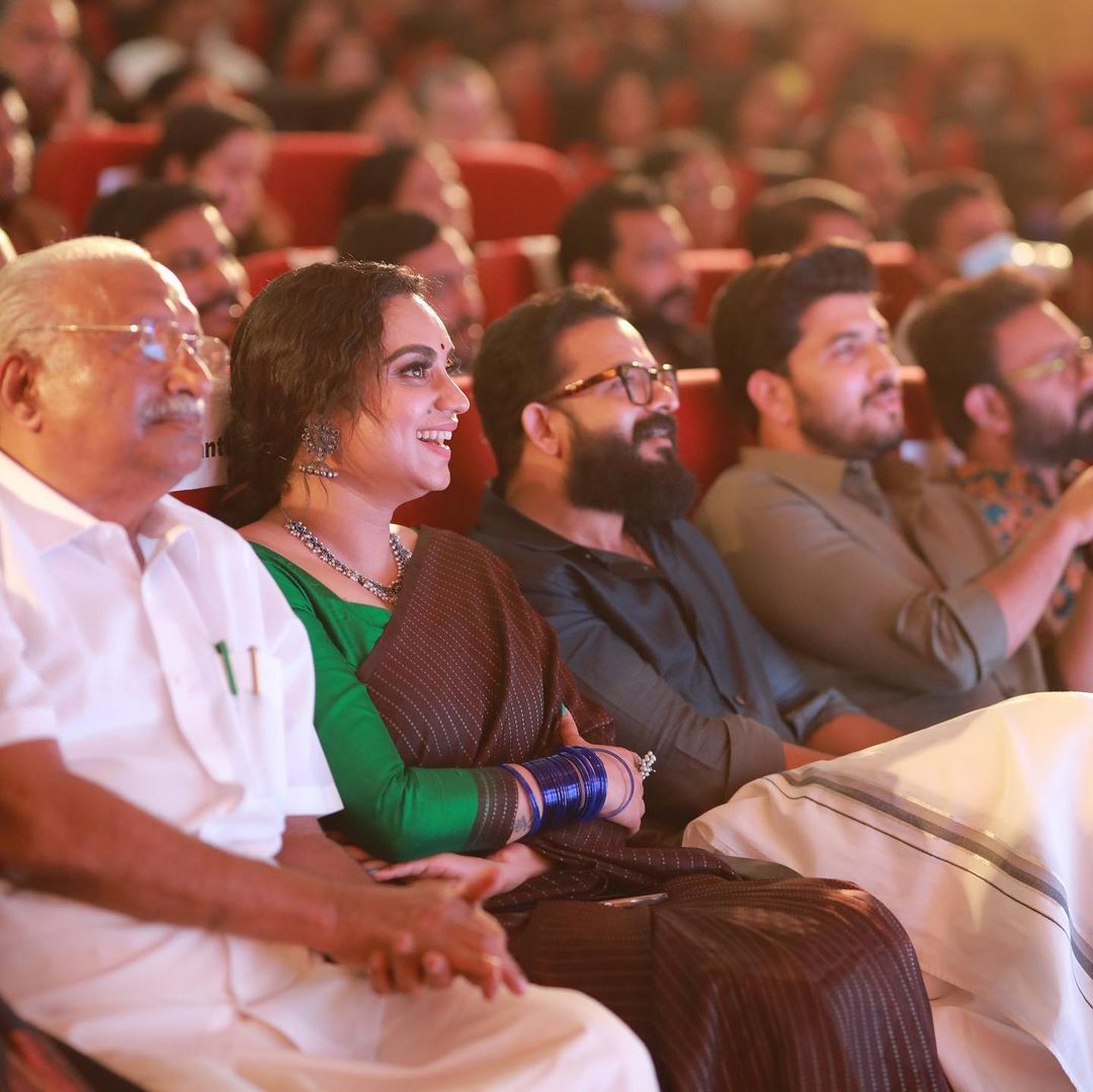 സാരിയില്‍ സുന്ദരിയായി മലയാളികളുടെ ഇഷ്ട അവതാരക ലക്ഷ്മി നക്ഷത്ര